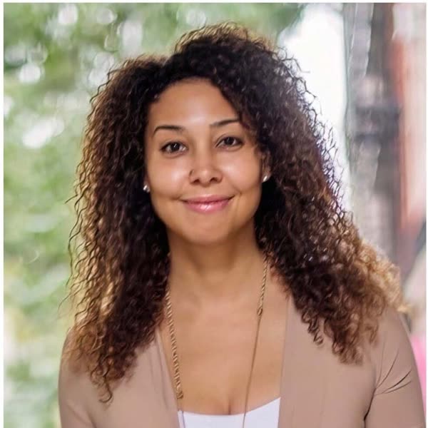 Portrait of Kiara Ellozy.